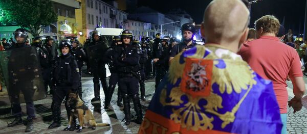 Полицейские стоят в оцеплении во время беспорядков после окончания матча группового этапа чемпионата Европы по футболу - 2016 между сборными командами Англии и России в Марселе. Архивное фото Полицейские стоят в оцеплении во время беспорядков после окончания матча группового этапа чемпионата Европы по футболу - 2016 между сборными командами Англии и России в Марселе. Архивное фото - Sputnik Кыргызстан