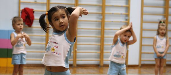 Дети во время зарядки. Архивное фото Дети во время зарядки. Архивное фото - Sputnik Кыргызстан