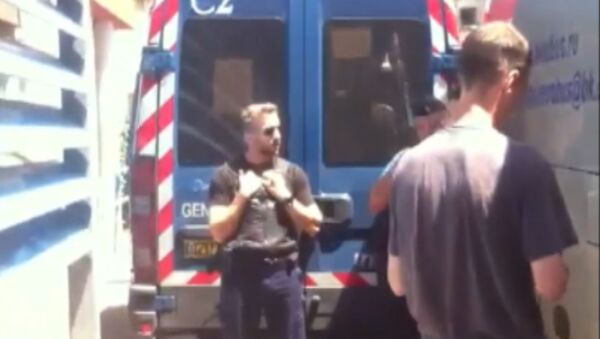 Полиция остановила автобус с российскими фанатами во Франции. Съемка очевидца - Sputnik Кыргызстан