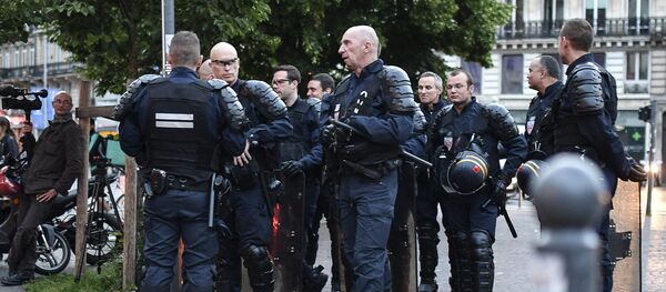 Сотрудники полиции на одной из улиц во французском городе Лилле. Архивное фото Сотрудники полиции на одной из улиц во французском городе Лилле. Архивное фото - Sputnik Кыргызстан