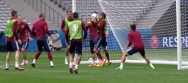 Россия на Евро-2016: тренировка перед матчем и заявление Слуцкого о фанатах - Sputnik Кыргызстан