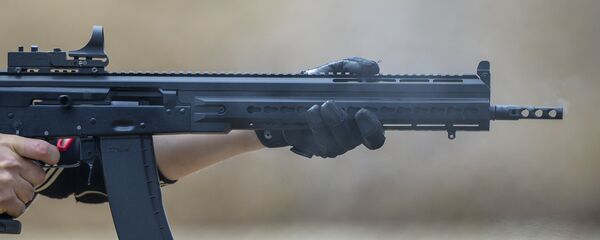 Демонстрационная стрельба из гладкоствольного самозарядного карабина Сайга-12 исполнение 340 (12к). Архивное фото - Sputnik Кыргызстан