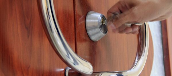 Мужчина открывает ключом дверь в доме. Архивное фото - Sputnik Кыргызстан