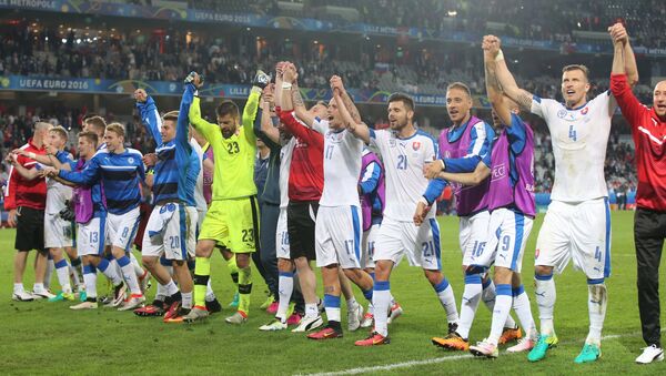 Игроки сборной Словакии радуются победе в матче группового этапа чемпионата Европы по футболу - 2016 между сборными командами России и Словакии. - Sputnik Кыргызстан