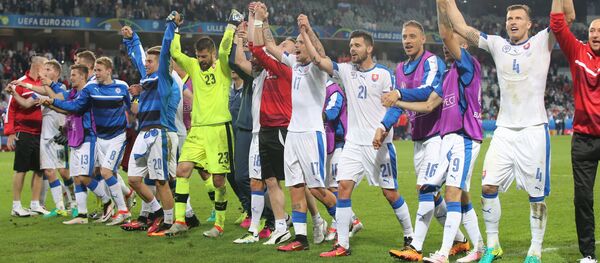 Игроки сборной Словакии радуются победе в матче группового этапа чемпионата Европы по футболу - 2016 между сборными командами России и Словакии. - Sputnik Кыргызстан