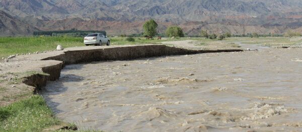 Кочкор районунун Көк-Жар айылында Жоон-Арык суусу дамбаны бузуп кетти - Sputnik Кыргызстан