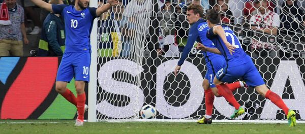 Игроки сборной Франции Андре-Пьер Жиньяк, Антуан Гризманн и Лоран Косельни (слева направо) радуются забитому мячу в матче группового этапа чемпионата Европы по футболу - 2016 между сборными командами Франции и Албании. - Sputnik Кыргызстан