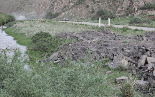 По данным МЧС, из-за дождей поднялся уровень воды в реке Кара-Кужур. - Sputnik Кыргызстан