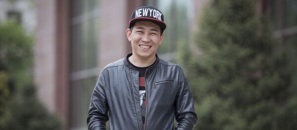 Ачык сүйлөп, жайдары жүргөн ырчы Кайрат Примбердиевдин архивдик сүрөтү - Sputnik Кыргызстан