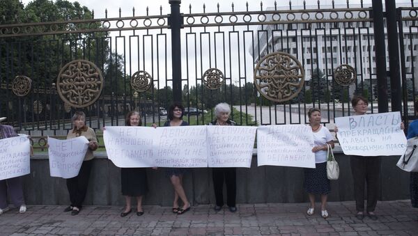 Жители столицы на митинге против законопроекта о параллельном проектировании и строительстве у здания Жогорку Кенеша - Sputnik Кыргызстан