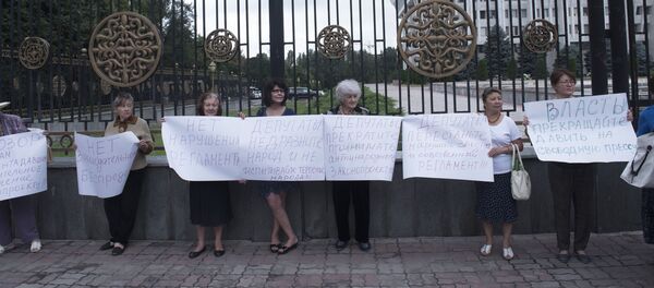 Жители столицы на митинге против законопроекта о параллельном проектировании и строительстве у здания Жогорку Кенеша - Sputnik Кыргызстан