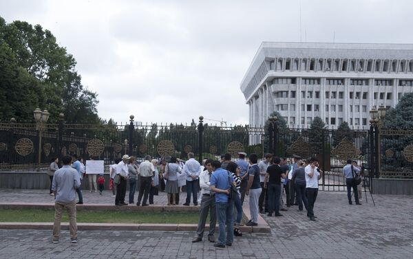 У здания Жогорку Кенеша прошел митинг жителей столицы, выступающих против законопроекта о параллельном проектировании и строительстве - Sputnik Кыргызстан