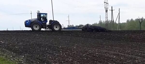 Будущее сельского хозяйства: первый беспилотный трактор вышел в поля - Sputnik Кыргызстан