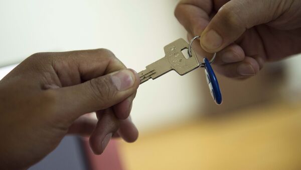 Квартирные ключи в руках мужчин. Архивное фото - Sputnik Кыргызстан