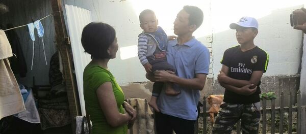 Талас шаарында коммерциялык банктын кызматкери Мирлан Токтошев. - Sputnik Кыргызстан