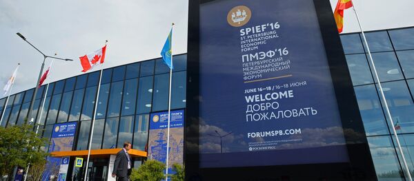 Информационная стойка с символикой XX Санкт-Петербургского международного экономического форума у здания ЭкспоФорума. Архивное фото Информационная стойка с символикой XX Санкт-Петербургского международного экономического форума у здания ЭкспоФорума. Архивное фото - Sputnik Кыргызстан