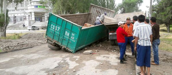 Бишкектеги Курманжан датка менен Лев Толстой көчөлөрүнүн кесилишиндеги жер оюлуп, ага КамАЗ түшүп кеткен. Бишкектеги Курманжан датка менен Лев Толстой көчөлөрүнүн кесилишиндеги жер оюлуп, ага КамАЗ түшүп кеткен. - Sputnik Кыргызстан