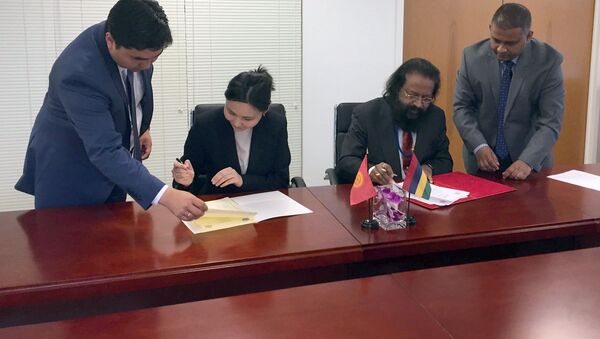 Главы постоянных представительств Кыргызстана и Маврикия подписали документ об установлении дипломатических отношений - Sputnik Кыргызстан
