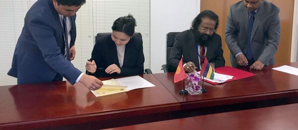 Главы постоянных представительств Кыргызстана и Маврикия подписали документ об установлении дипломатических отношений Главы постоянных представительств Кыргызстана и Маврикия подписали документ об установлении дипломатических отношений - Sputnik Кыргызстан