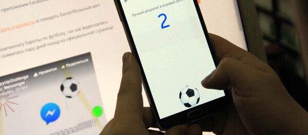 Мужчина на мобильном телефоне  играет в приложении Facebook Messenger. Архивное фото - Sputnik Кыргызстан