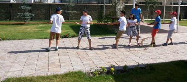 Бишкек шаарынын четинде окуучуларды көчмөн турмушка жетелеген жайкы лагерьдеги балдар - Sputnik Кыргызстан