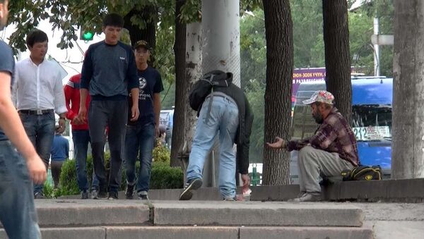 Прохожий отбирал деньги у нищего — соцэксперимент в Бишкеке - Sputnik Кыргызстан