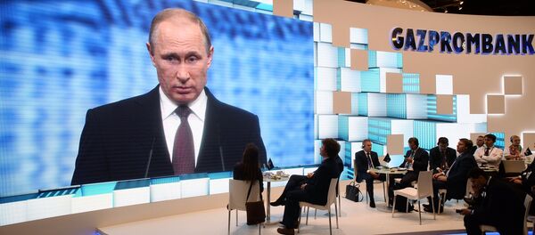 Трансляция выступления президента РФ Владимира Путина на пленарном заседании На пороге новой экономической реальности в рамках XX Петербургского международного экономического форума. - Sputnik Кыргызстан