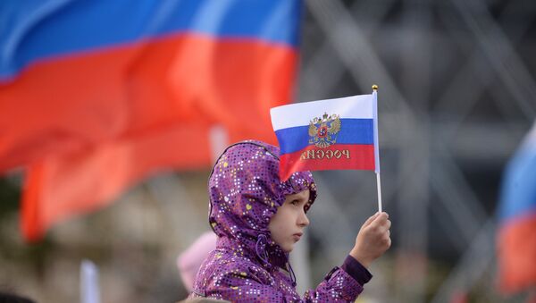 Девочка с флагом Российской Федерации. Архивное фото - Sputnik Кыргызстан