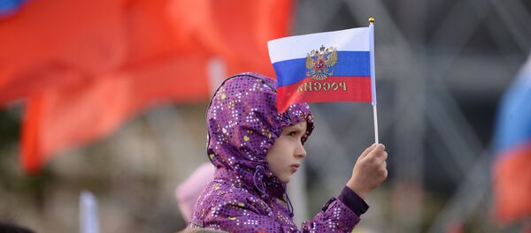 Россиянын желегин кармаган кыз. Архив - Sputnik Кыргызстан