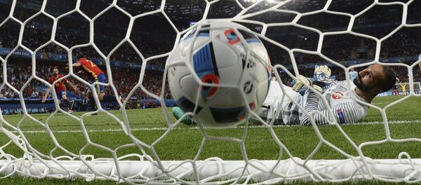 Вратарь сборной Турции Волкан Бабаджан (справа) пропускает мяч в свои ворота в матче группового этапа чемпионата Европы по футболу - 2016 между сборными командами Испании и Турции. Вратарь сборной Турции Волкан Бабаджан (справа) пропускает мяч в свои ворота в матче группового этапа чемпионата Европы по футболу - 2016 между сборными командами Испании и Турции. - Sputnik Кыргызстан