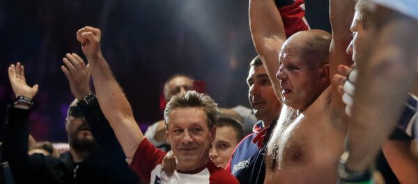 Федор Емельяненко (Россия) (справа), победивший в бою с Фабио Мальдонадом (Бразилия) на турнире по смешанным единоборствам Fight Nights Global 50. - Sputnik Кыргызстан