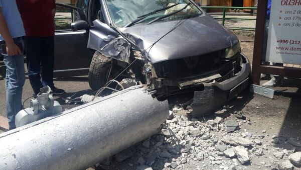 Машина пострадавшего на ДТП на пересечении проспекта Манаса и улицы Боконбаева в Бишкеке - Sputnik Кыргызстан