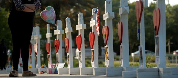 Женщина у мемориала в честь тех, кто был убит в ночном клубе Pulse в Орландо, штат Флорида, США. 17 июня 2016 года. Архивное фото - Sputnik Кыргызстан