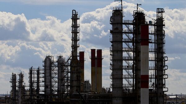 Установка вторичной ректификации бензина на нефтеперерабатывающем заводе. Архивное фото - Sputnik Кыргызстан