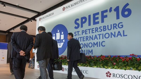 Участники идут на панельную сессию в рамках XX Петербургского международного экономического форума. Архивное фото - Sputnik Кыргызстан