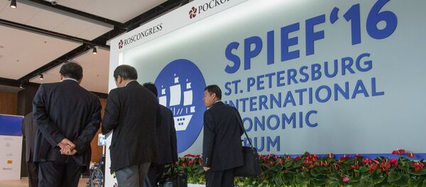Участники идут на панельную сессию в рамках XX Петербургского международного экономического форума. Архивное фото - Sputnik Кыргызстан