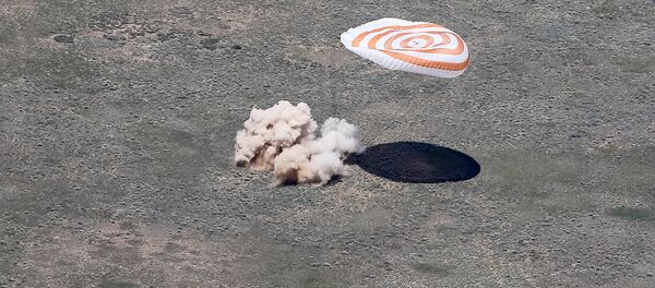 Спускаемая капсула корабля Союз ТМА-19М с членами 47-й экспедиции — космонавтом Роскосмоса Юрием Маленченко, астронавтом NASA Тимоти Копрой и астронавтом ЕКА Тимоти Пиком в Казахстане. - Sputnik Кыргызстан