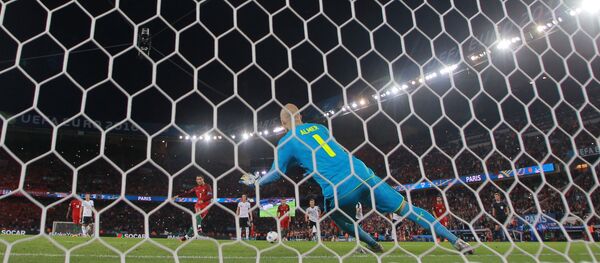 Игрок сборной Португалии Криштиану Роналду (на дальнем плане) и вратарь сборной Австрии Роберт Альмер в матче группового этапа чемпионата Европы по футболу - 2016 между сборными командами Португалии и Австрии. - Sputnik Кыргызстан