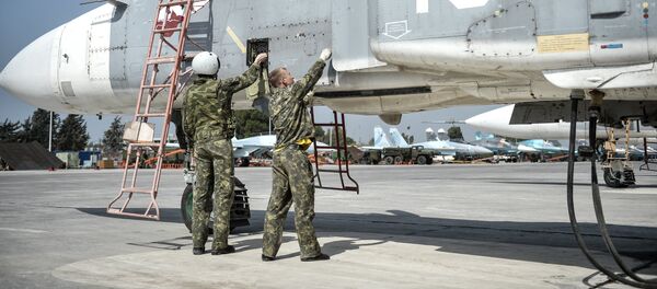 Российский фронтовой бомбардировщик Су-24 готовится к вылету с авиабазы Хмеймим в сирийской провинции Латакия. - Sputnik Кыргызстан