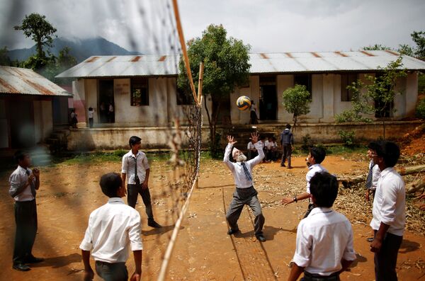 Непалдагы жогорку орто мектебинин 68 жаштагы студенти тыныгуу учурунда волейбол ойноп жатат - Sputnik Кыргызстан