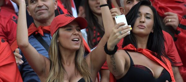 Албания курамасынын чырайлуу күйөрман кыздары. Эгерде Албанияга ийгилик жылмайып, кийинки турга өтсө бул суулууларды кайрадан кезиктирүүгө болот - Sputnik Кыргызстан