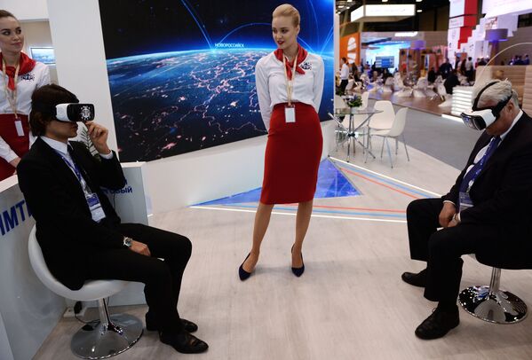 Новороссиялык деңиз павильонунда  SPIEF Investment & Business Expo аттуу көргөзмө Петербургдагы XX эл аралык форумдун алкагында өткөрүлдү. Форумга келгендердин саны 12 миңден ашты. Жалпы 21 өлкөдөн 230 министр катышты - Sputnik Кыргызстан