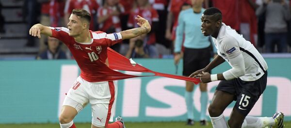 Игрок сборной Швейцарии Гранит Джака и игрок сборной Франции Поль Погба (справа) в матче группового этапа чемпионата Европы по футболу - 2016 между сборными командами Швейцарии и Франции. - Sputnik Кыргызстан