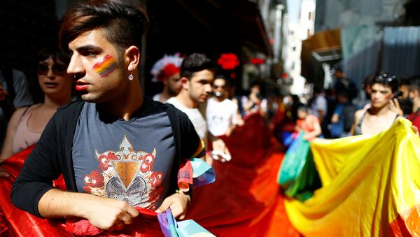 Участники запрещенного гей-парада на площади Таксим в Стамбуле. - Sputnik Кыргызстан
