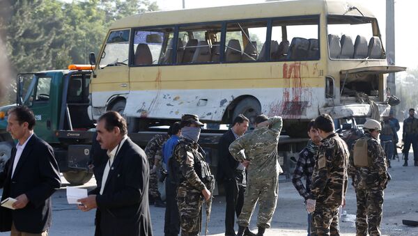 Сотрудники полиции на месте взрыва автобуса в столице Афганистана в Кабуле. - Sputnik Кыргызстан