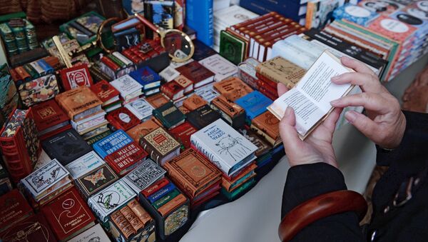 Прилавок с миниатюрными книгами. Архивное фото - Sputnik Кыргызстан