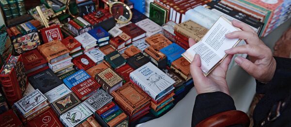 Прилавок с миниатюрными книгами. Архивное фото - Sputnik Кыргызстан