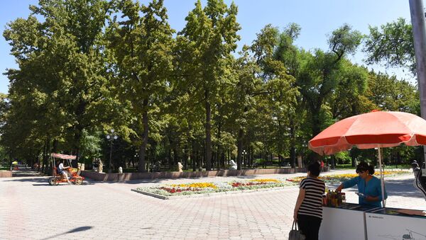 Горожане на одном из аллей Бишкека. Архивное фото - Sputnik Кыргызстан