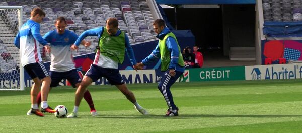 Тренировка футболистов РФ перед матчем с Уэльсом на Евро-2016 Тренировка футболистов РФ перед матчем с Уэльсом на Евро-2016 - Sputnik Кыргызстан