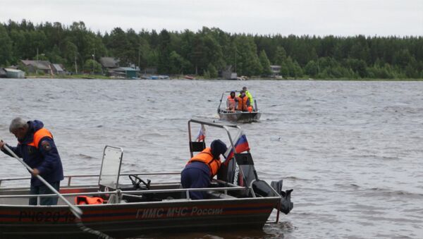 Трагедия на озере в Карелии: поисковая  операция и заявление главы МЧС - Sputnik Кыргызстан